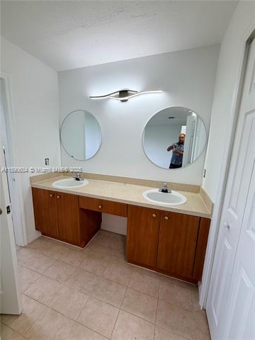 COUNTRY CLUB VILLAS TH CO - Residential Lease