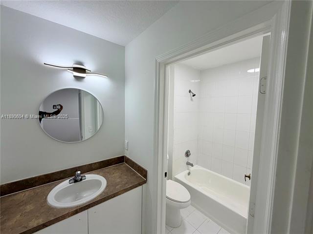 COUNTRY CLUB VILLAS TH CO - Residential Lease