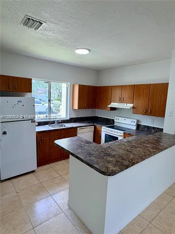 COUNTRY CLUB VILLAS TH CO - Residential Lease