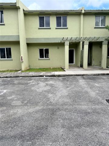 COUNTRY CLUB VILLAS TH CO - Residential Lease