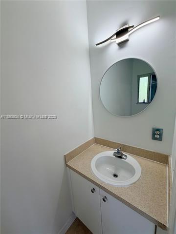 COUNTRY CLUB VILLAS TH CO - Residential Lease