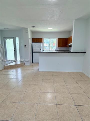 COUNTRY CLUB VILLAS TH CO - Residential Lease