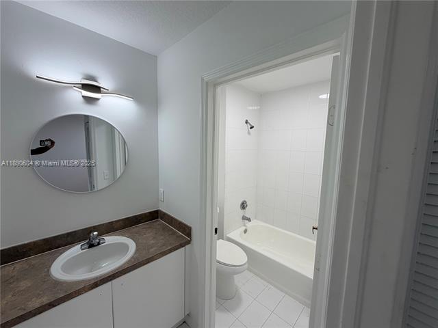 COUNTRY CLUB VILLAS TH CO - Residential Lease