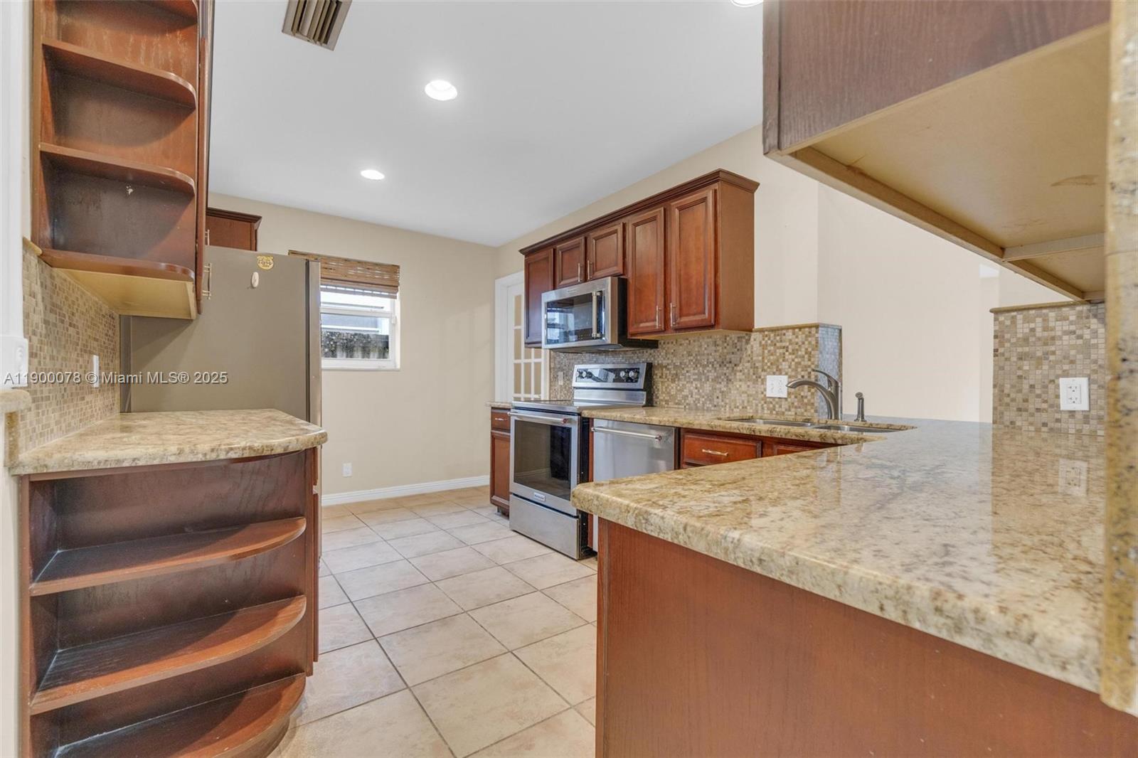 HOLLYWOOD LAKES SECTION - Residential