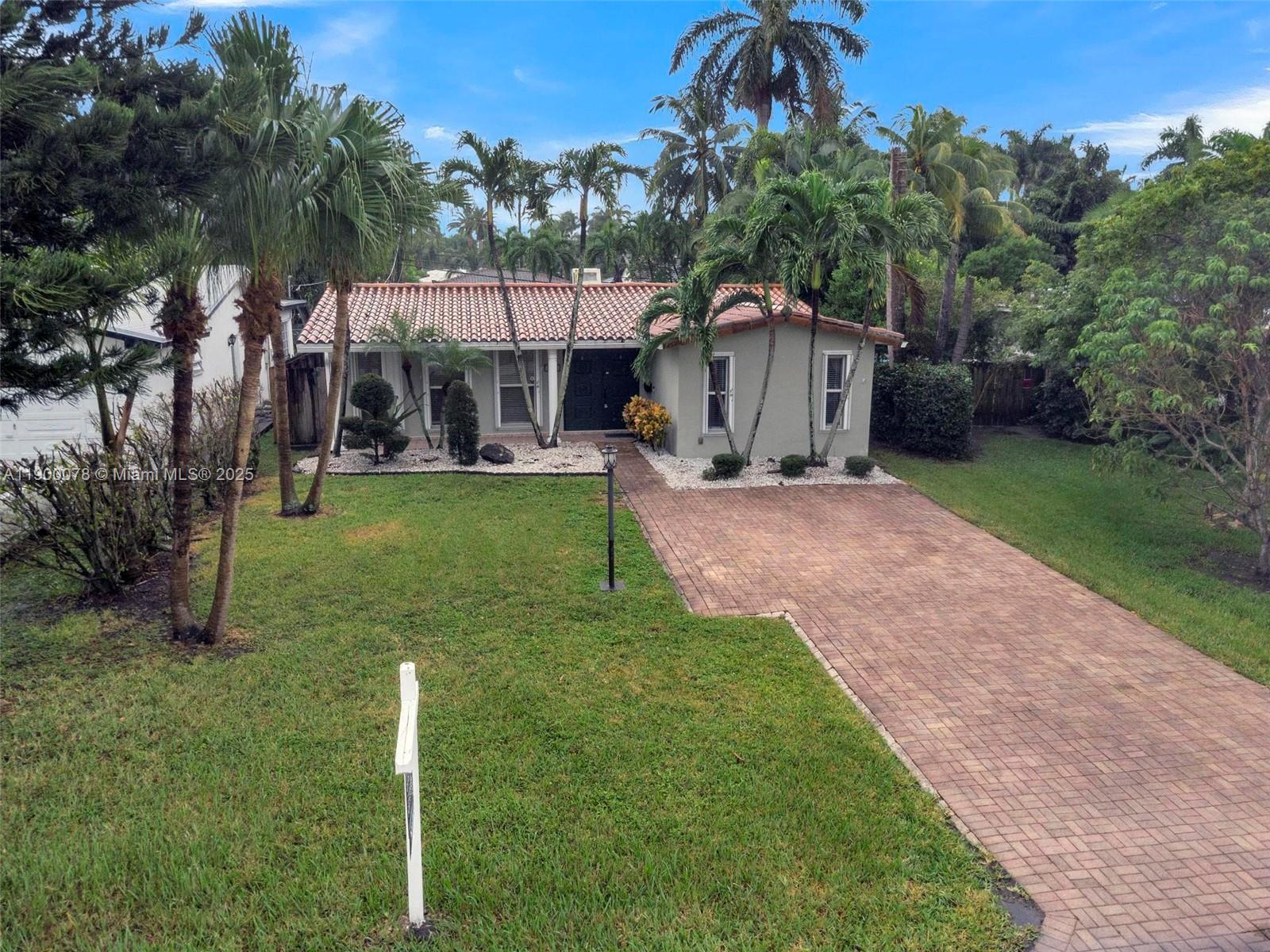 HOLLYWOOD LAKES SECTION - Residential