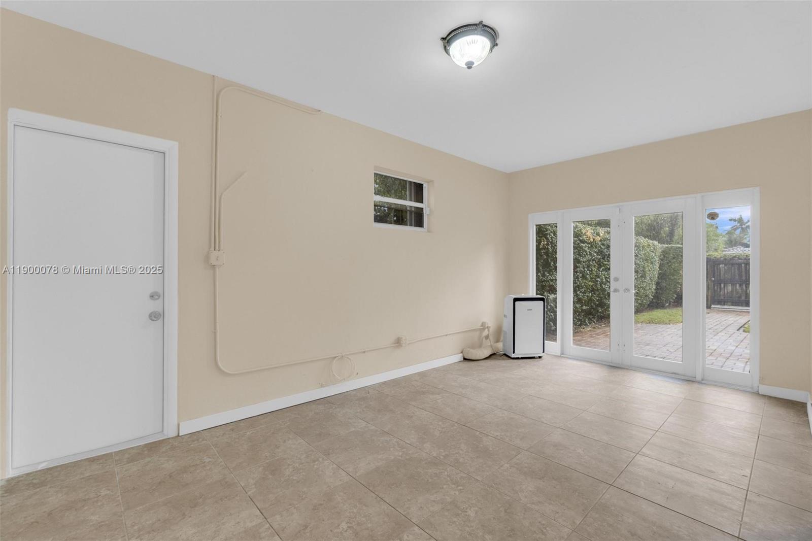 HOLLYWOOD LAKES SECTION - Residential