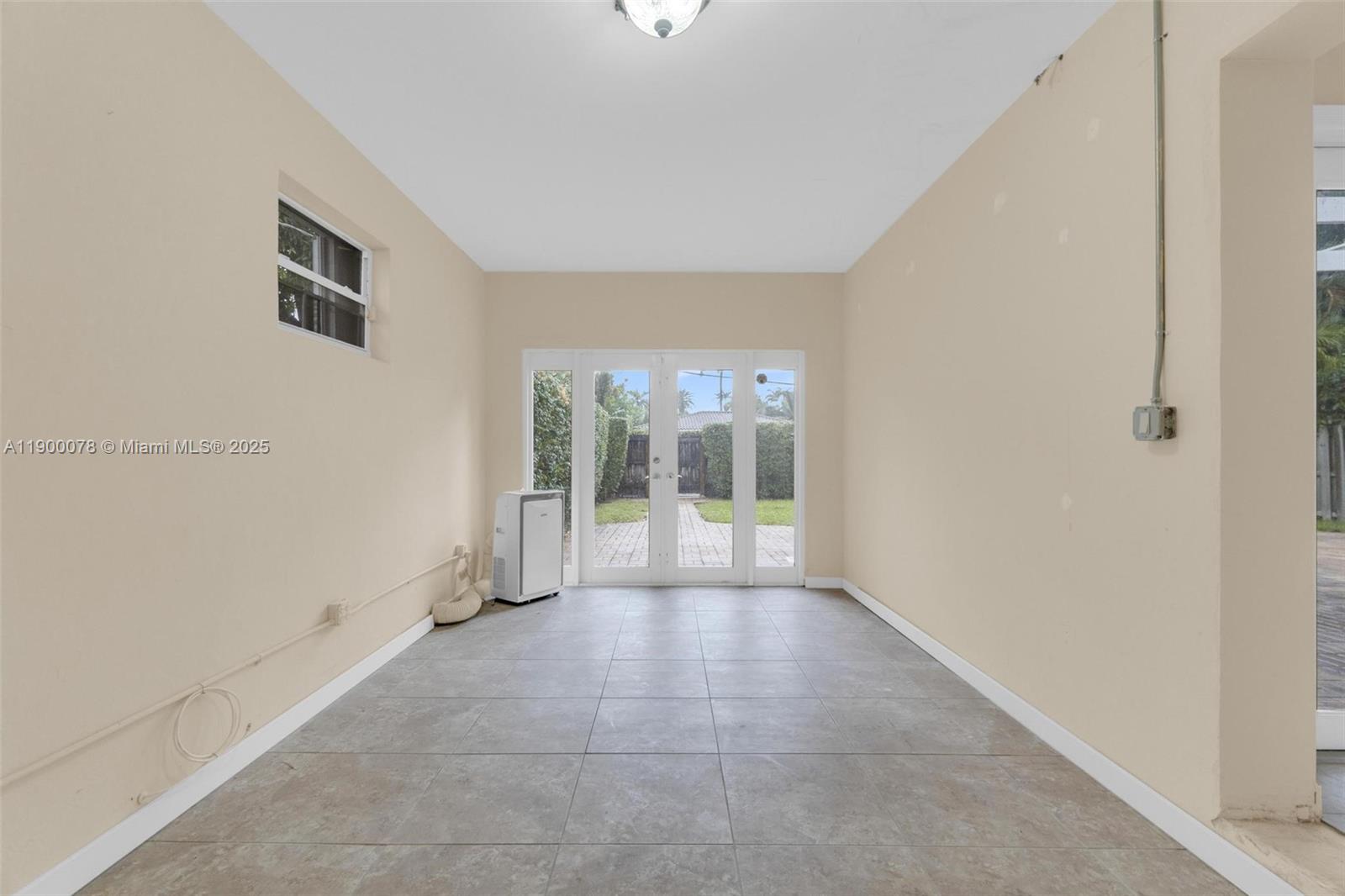 HOLLYWOOD LAKES SECTION - Residential