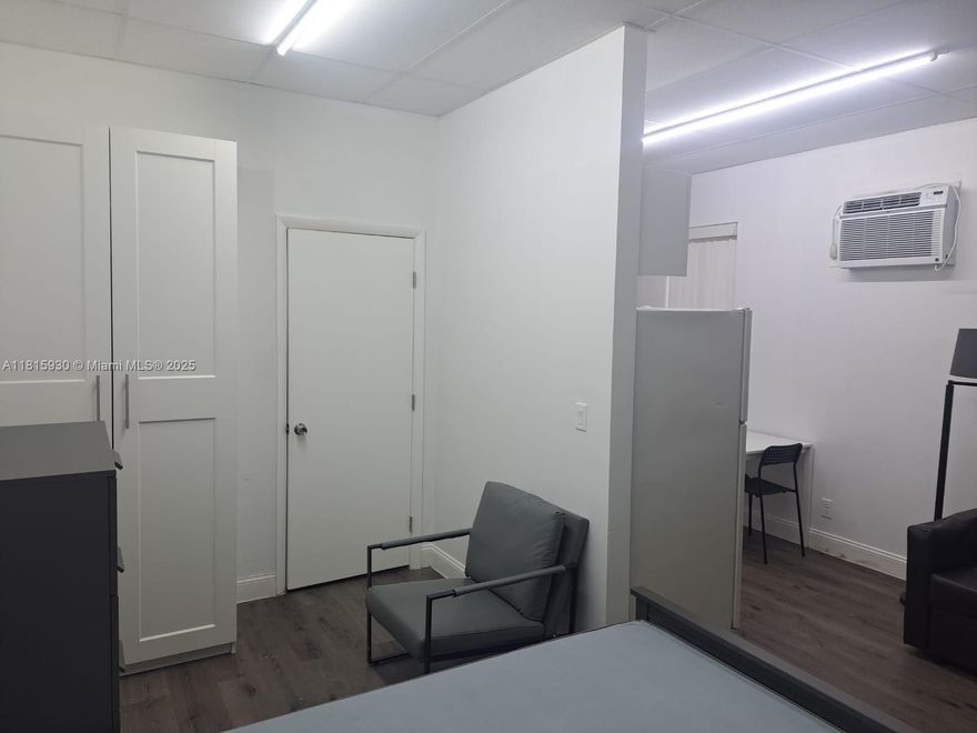 Studio apartment fully renovated and fully furnished in Oakland park east. It’s in a warehouse district. One parking
spot