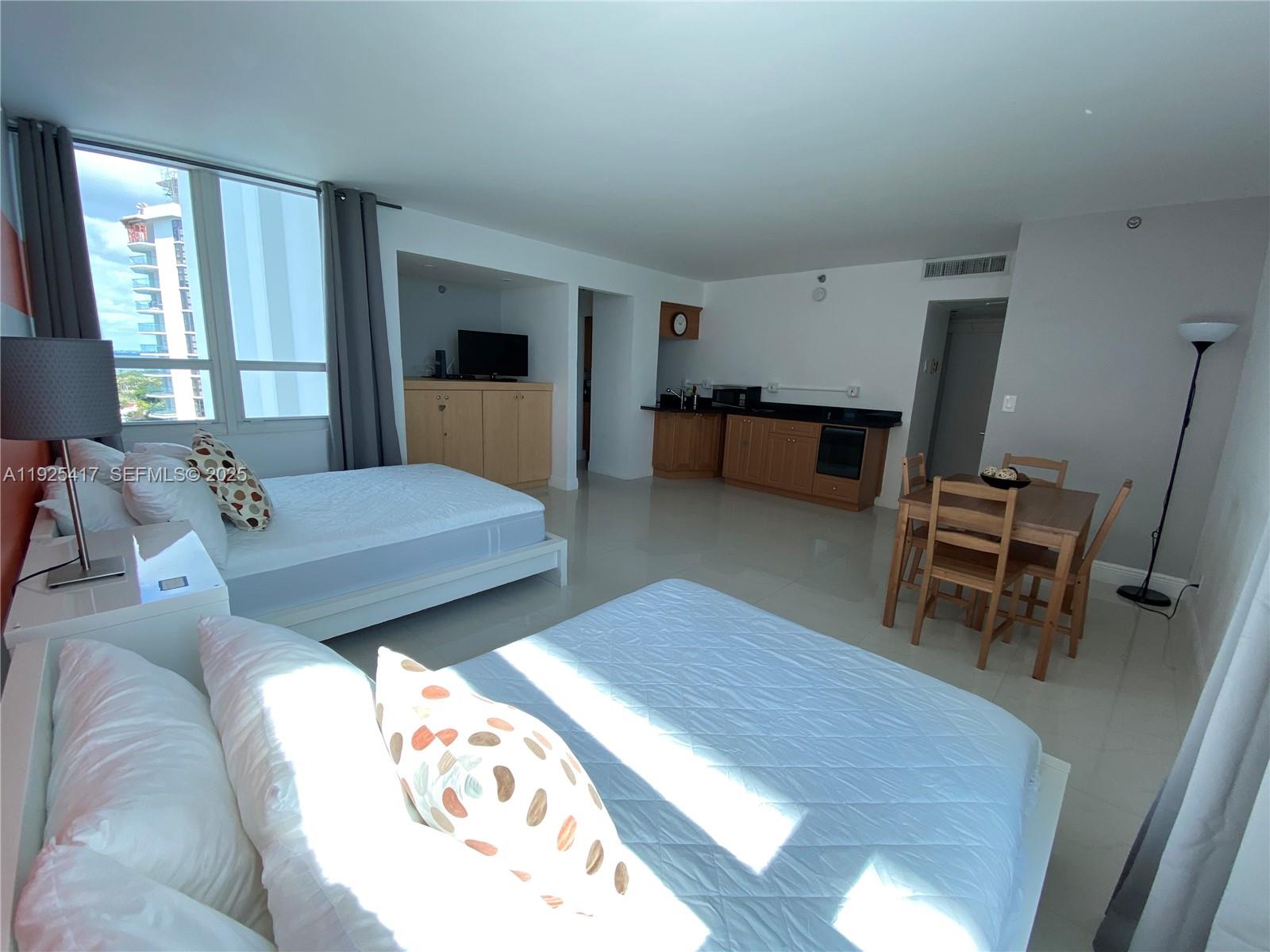 5445 Collins Ave 1504