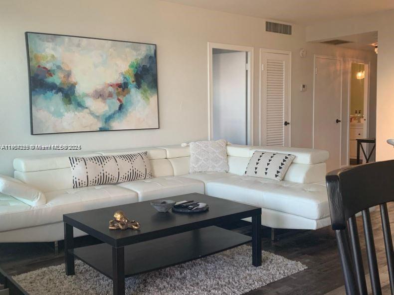 HOLLYWOOD TOWERS CONDO - Residential Lease