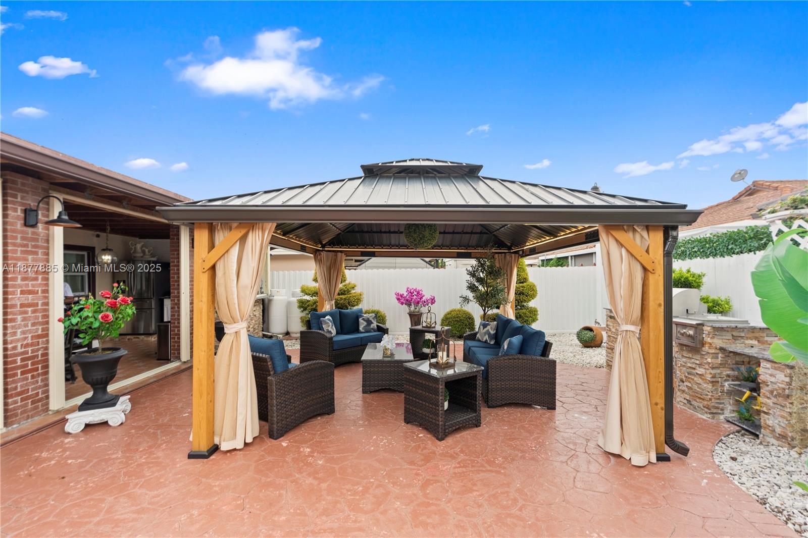 LEOMAR HOMES - Residential