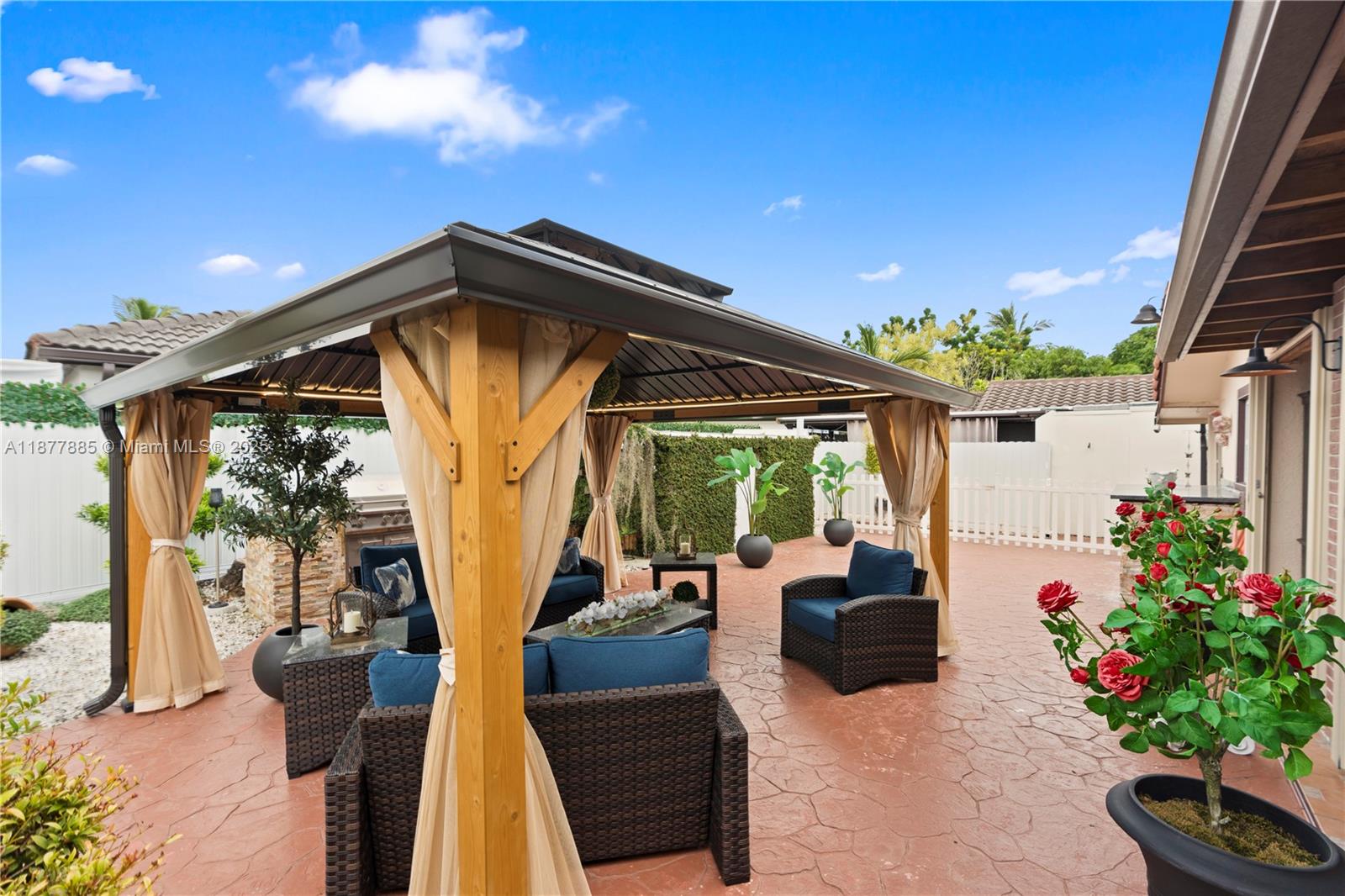 LEOMAR HOMES - Residential