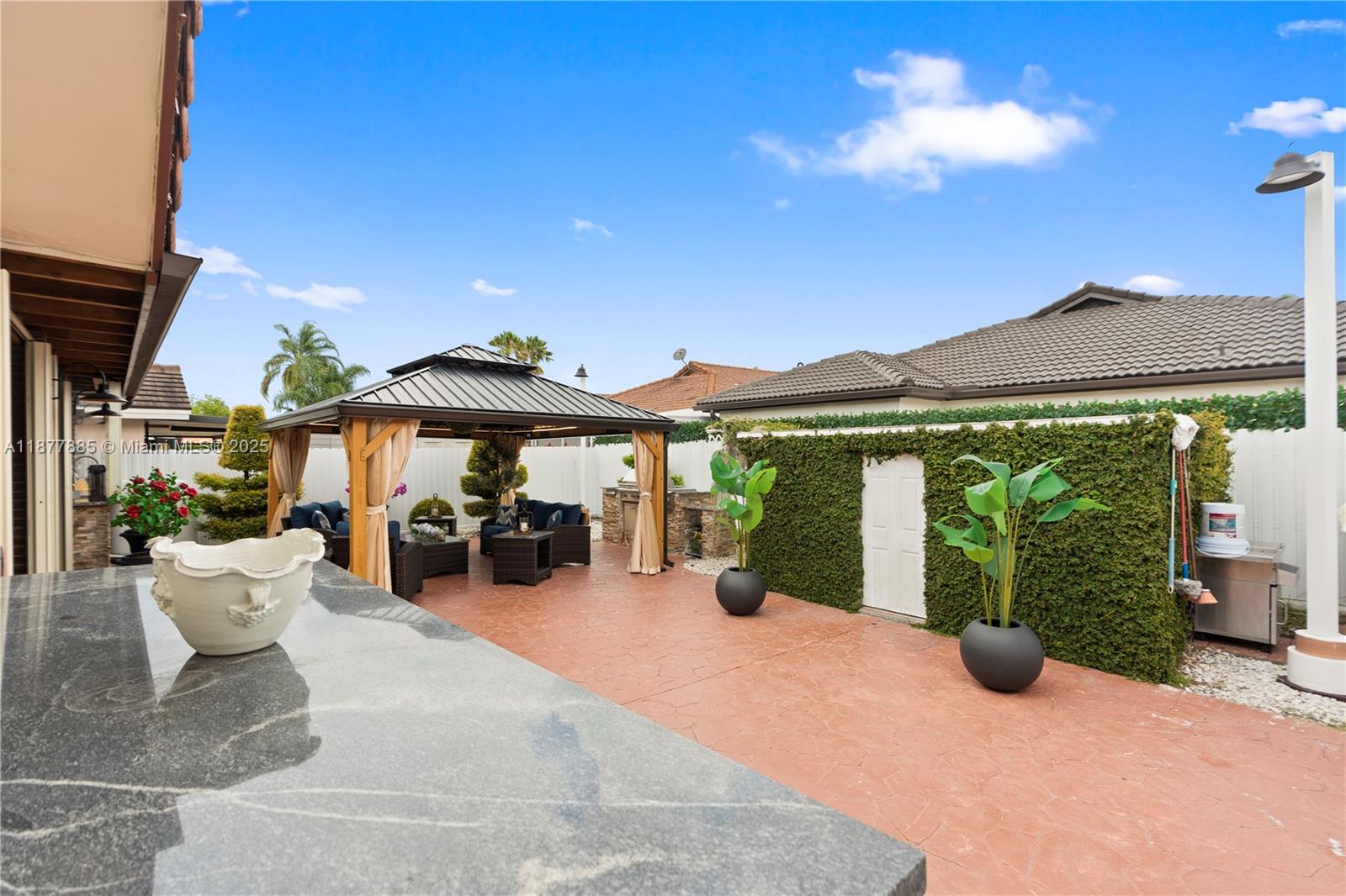 LEOMAR HOMES - Residential