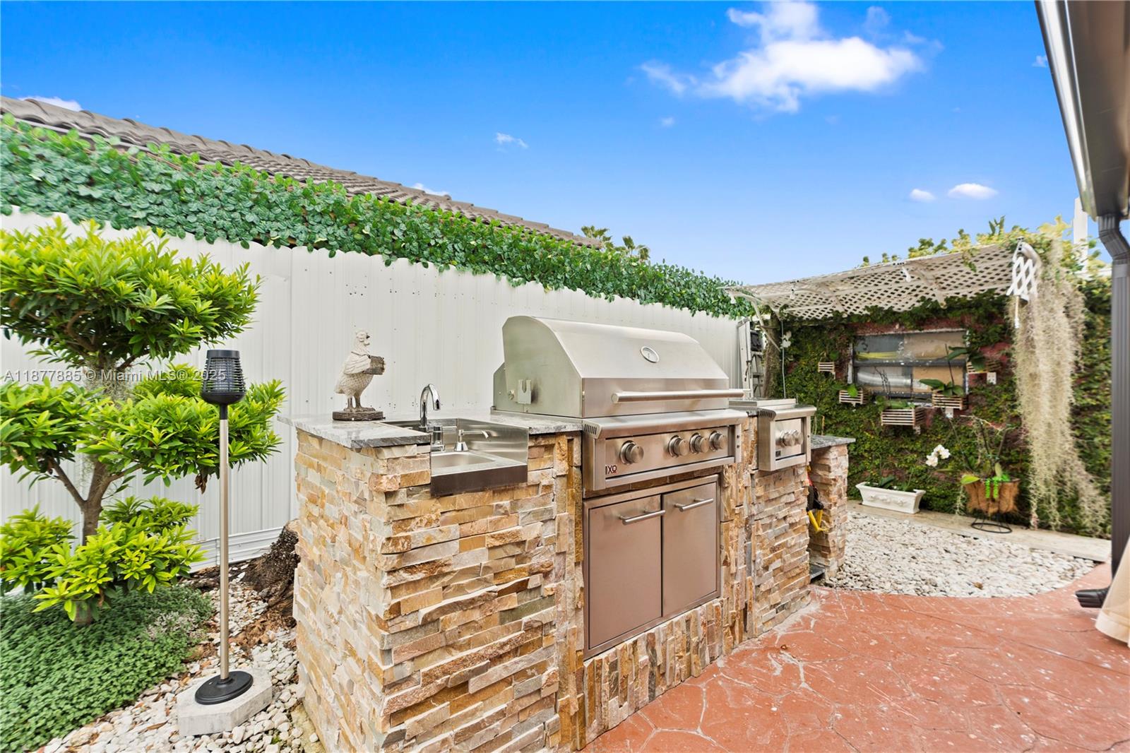 LEOMAR HOMES - Residential