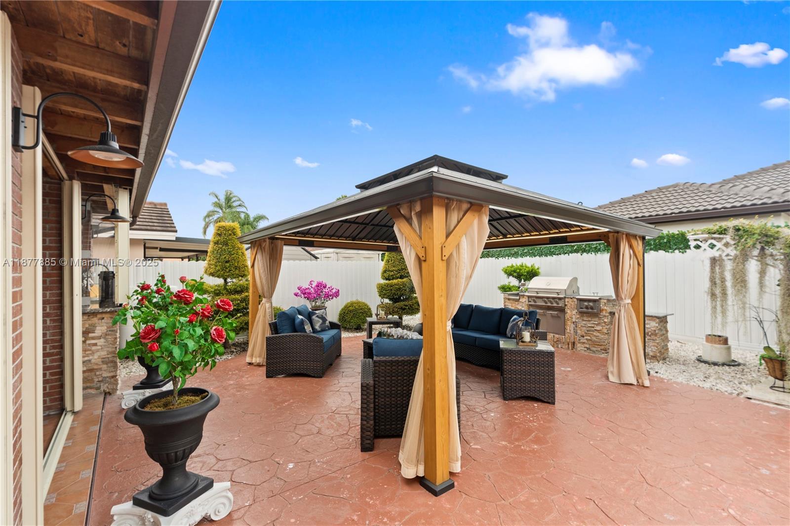 LEOMAR HOMES - Residential