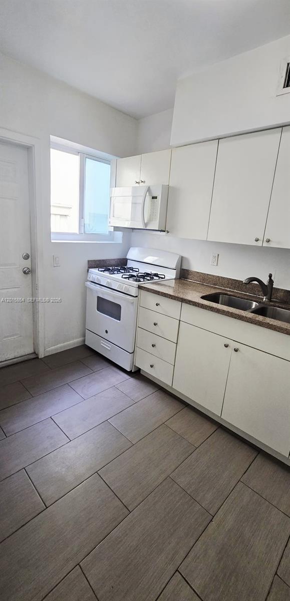 BISCAYNE BCH SUB - Residential Lease