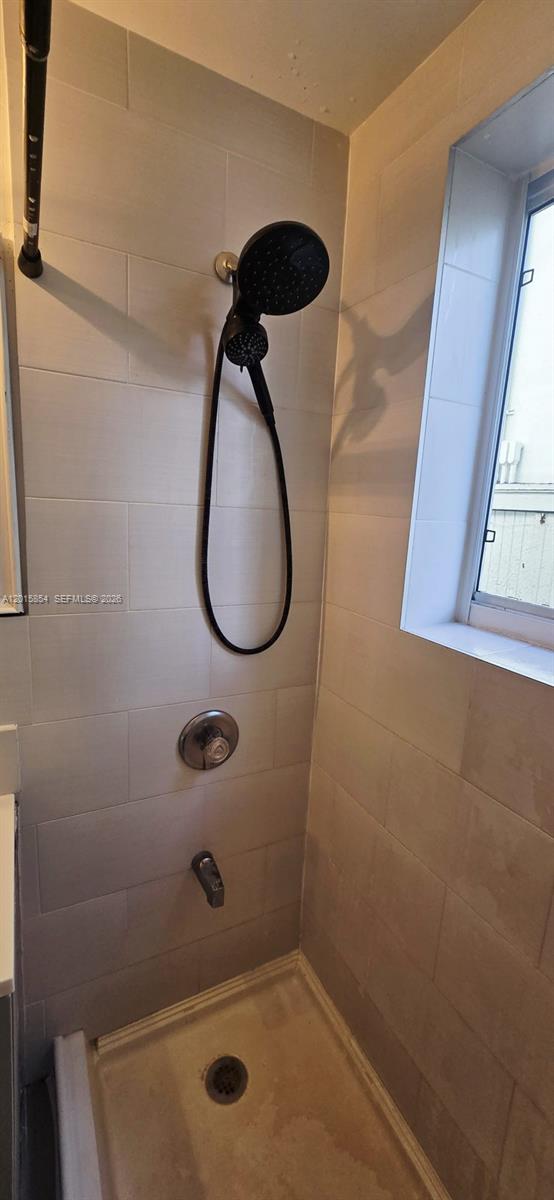 BISCAYNE BCH SUB - Residential Lease