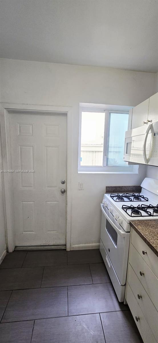 BISCAYNE BCH SUB - Residential Lease