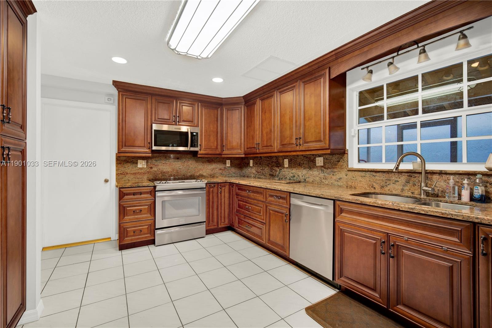 KENDALL GROVE CLUSTER HOM - Residential