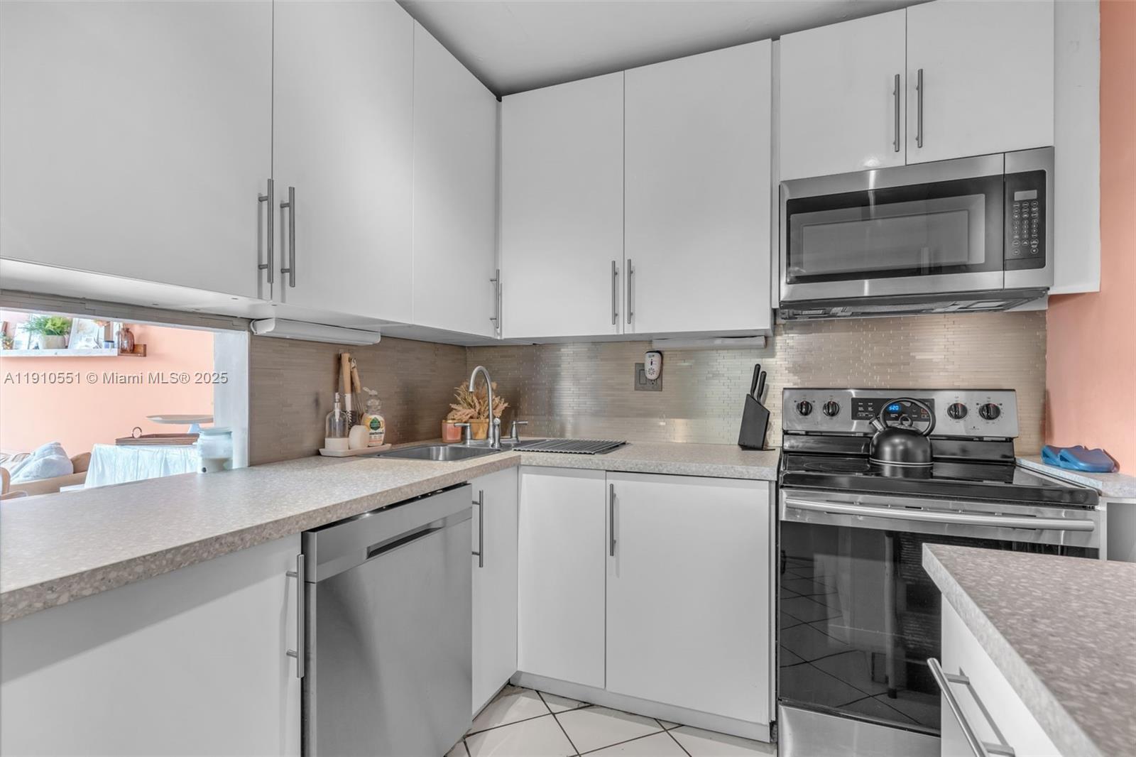 BAYVIEW TOWERS CONDO SOUT - Residential