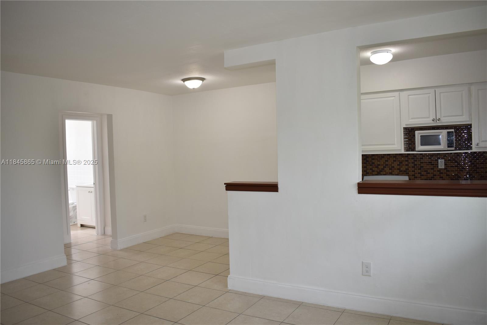 Cozy 1-bed, 1-bath unit in a quiet, well-maintained building. Features tile floors, spacious layout, parking space, and washer/dryer on premises. Prime location near Aventura Mall, shopping, dining, and major highways. Fast approval and ready to move in!