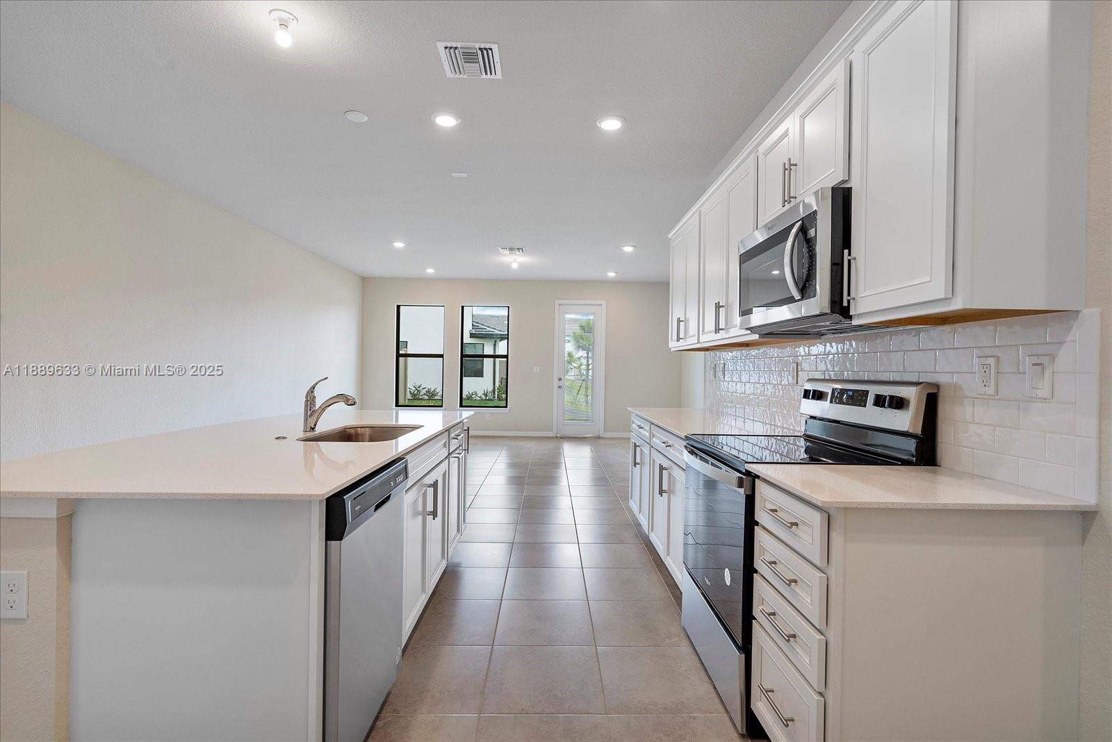 OAK TREE PROPERTY REDEVEL - Residential Lease