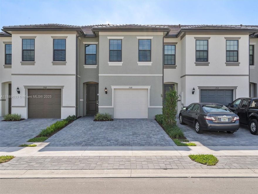 Beautiful 3BR/2.5BA townhome in the resort-style community of Oak Tree! This 2-story home features an open-concept layout with a spacious living area and a modern kitchen with brand-new stainless steel appliances and large island. Upstairs offers a primary suite with en-suite bath, two additional bedrooms, full bath, and laundry with new washer/dryer. Just a short walk to the brand-new clubhouse with fitness center, pool, BBQ area, and more. Gated community near shopping, dining, and major roads. Tenant occupied – 24–48 hrs notice required. Text LA for showing instructions.