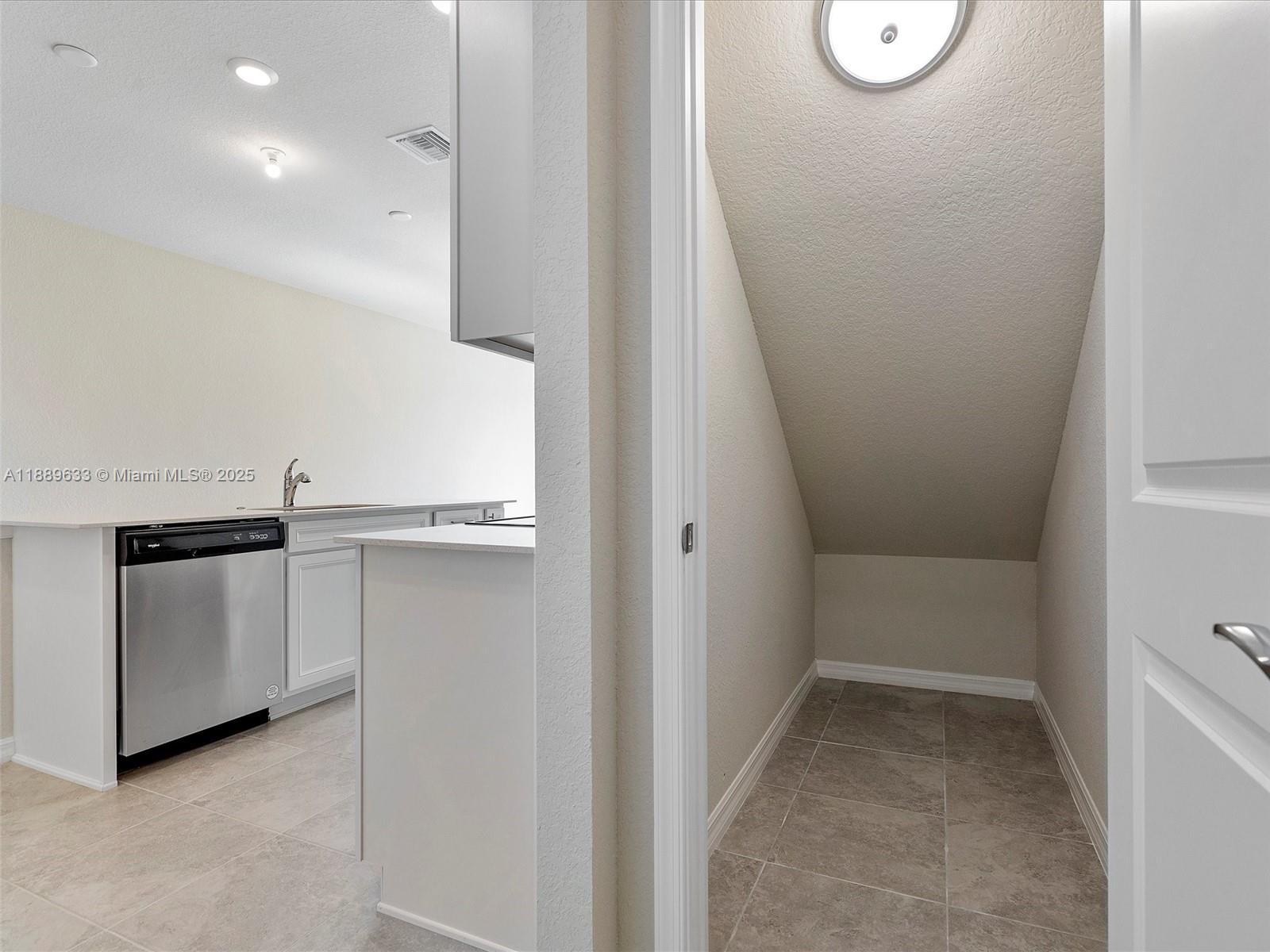 OAK TREE PROPERTY REDEVEL - Residential Lease