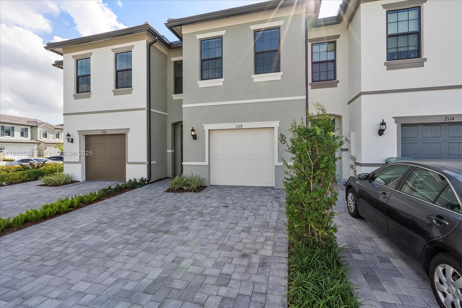 OAK TREE PROPERTY REDEVEL - Residential Lease
