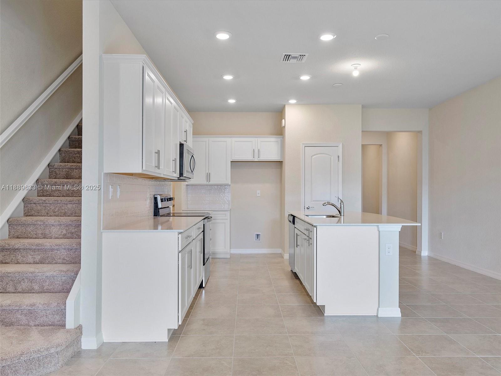 OAK TREE PROPERTY REDEVEL - Residential Lease