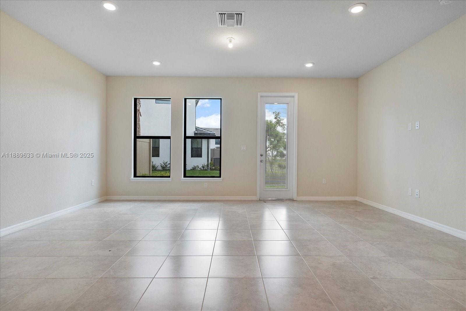 OAK TREE PROPERTY REDEVEL - Residential Lease