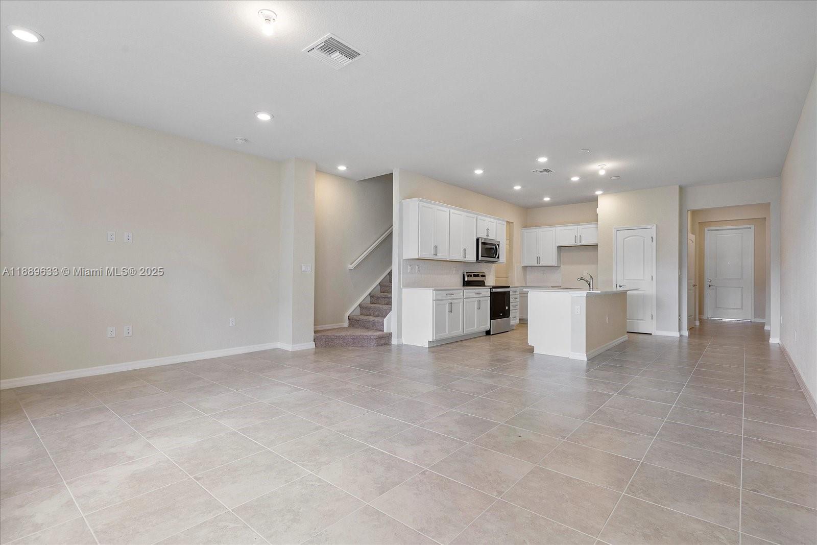 OAK TREE PROPERTY REDEVEL - Residential Lease