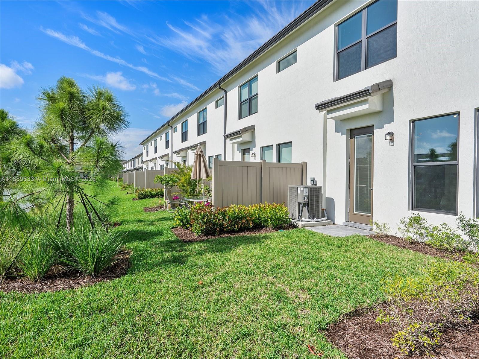 OAK TREE PROPERTY REDEVEL - Residential Lease