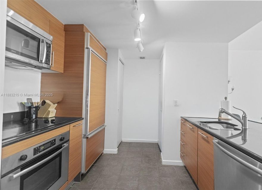Beautiful 1 bedroom plus den in a high floor at best location in Downtown Miami: 50 Biscayne! Granite countertops, amazing views from the 47th floor. Enjoy the best amenities which include 24 hour concierge & security, 24 hour valet parking, Business Center, Club Room, Elevator, Trash Chute, Pool, Heated Pool, Sauna, Spa - Hot Tub, Cabana, Exercise Room.   
NO SUBLEASING. NO AIRBNB. Only two occupants by association rules.
