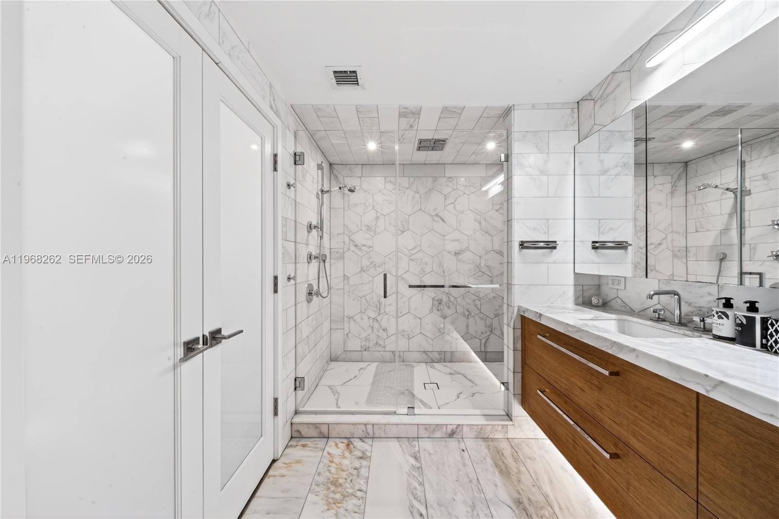 BLUE CONDO - Residential