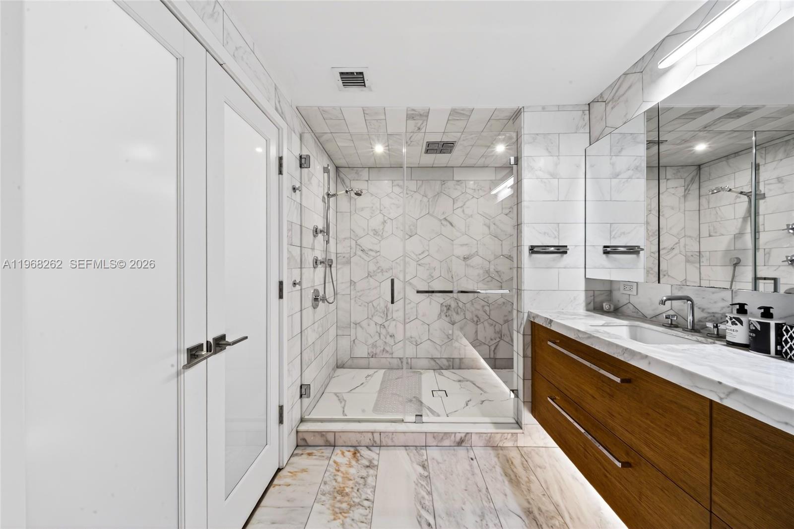 BLUE CONDO - Residential