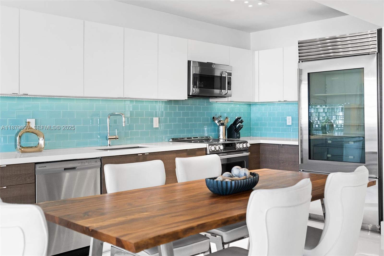 100 Lincoln Rd 1523/1525