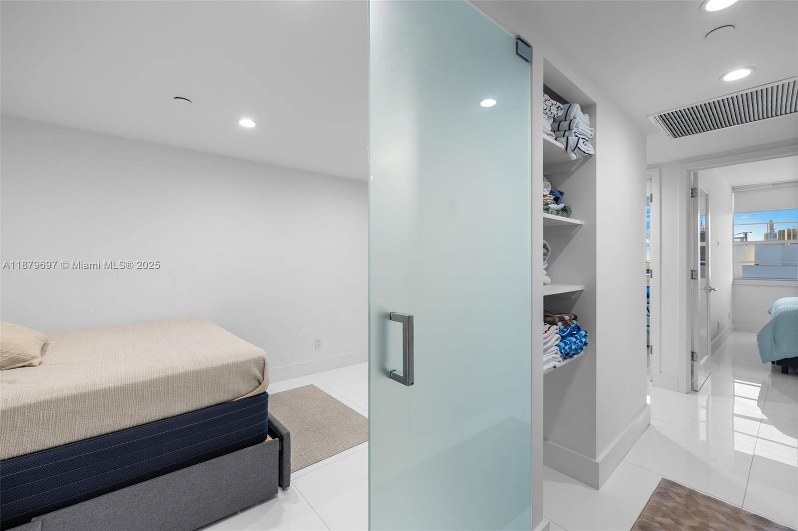 THE DECOPLAGE CONDO - Residential