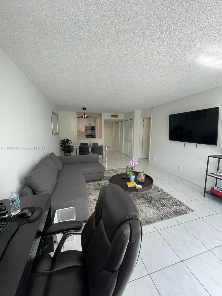 BUILDING FOUR OF RACQUET - Residential Lease