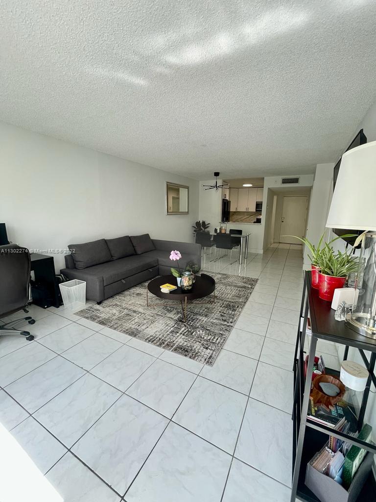 BUILDING FOUR OF RACQUET - Residential Lease
