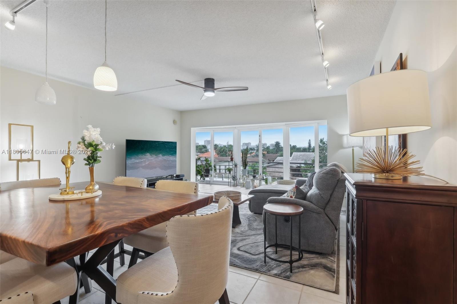3050 NE 47th Ct 205, Fort Lauderdale, FL, 33308/$369,900 2 3050 NE 47th Ct 205