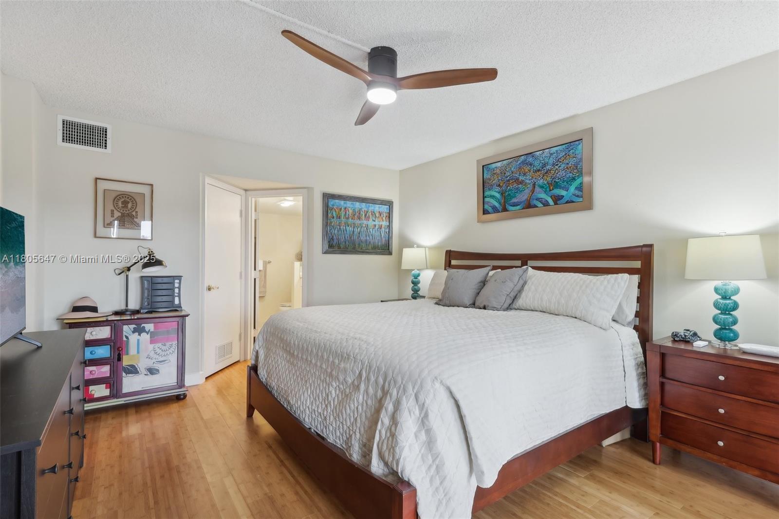 3050 NE 47th Ct 205, Fort Lauderdale, FL, 33308/$369,900 4 3050 NE 47th Ct 205