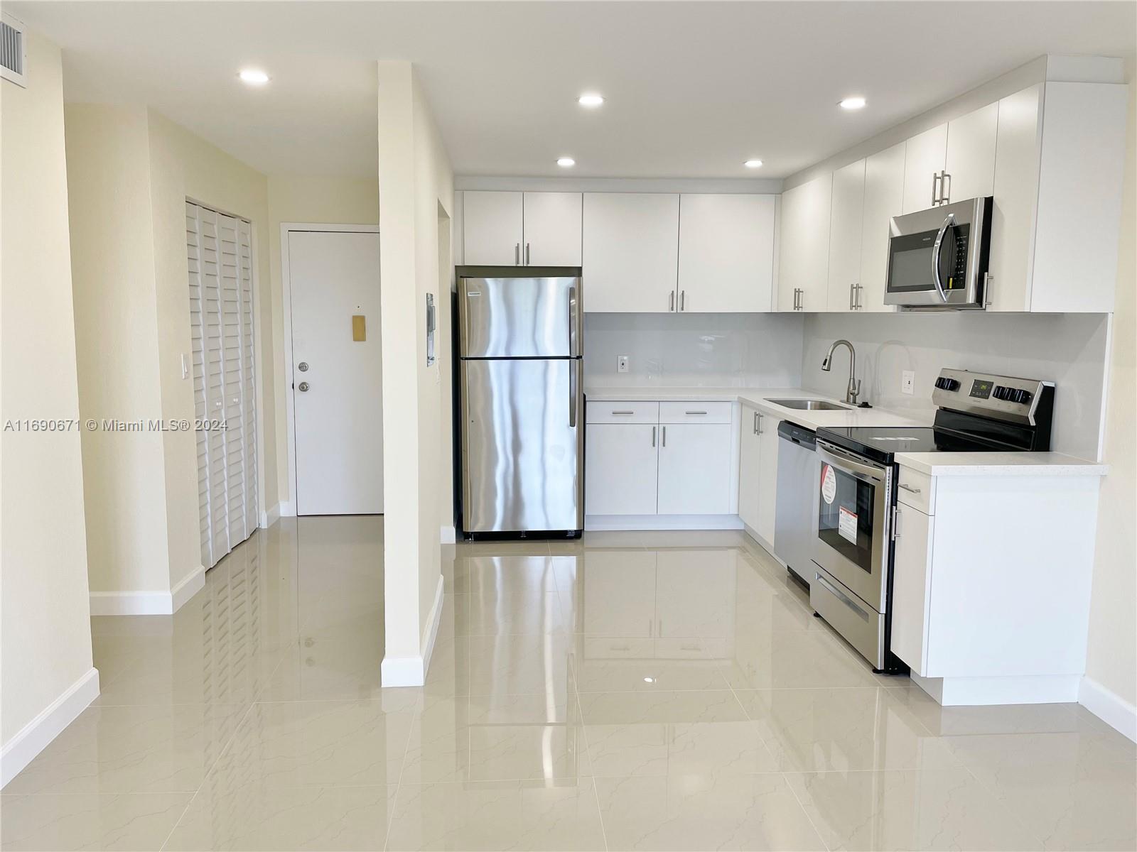 Rental Property at 16950 W Dixie Hwy A531, North Miami Beach, Miami-Dade County, Florida - Bedrooms: 1 
Bathrooms: 1  - $1,900 MO.