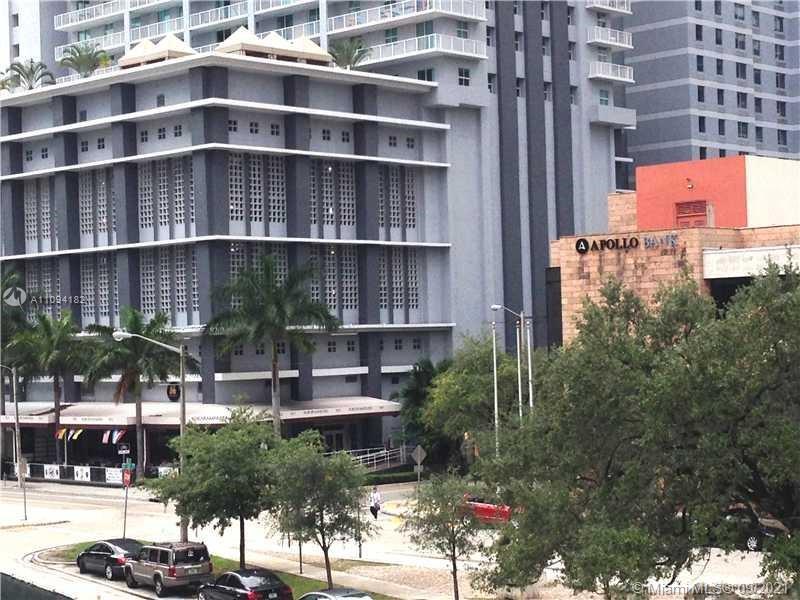 LARGEST CORNER UNIT IN THE BUILDING!!! ONE BEDROOM 1.5 BATHS PLUS DEN LOFT WITH ENCLOSED BEDROOM FOR PRIVACY. STAINLESS STEEL APPLIANCES, GRANITE COUNTERTOPS AND MARBLE FLOORS. CALL NOW FOR SHOWINGS!!