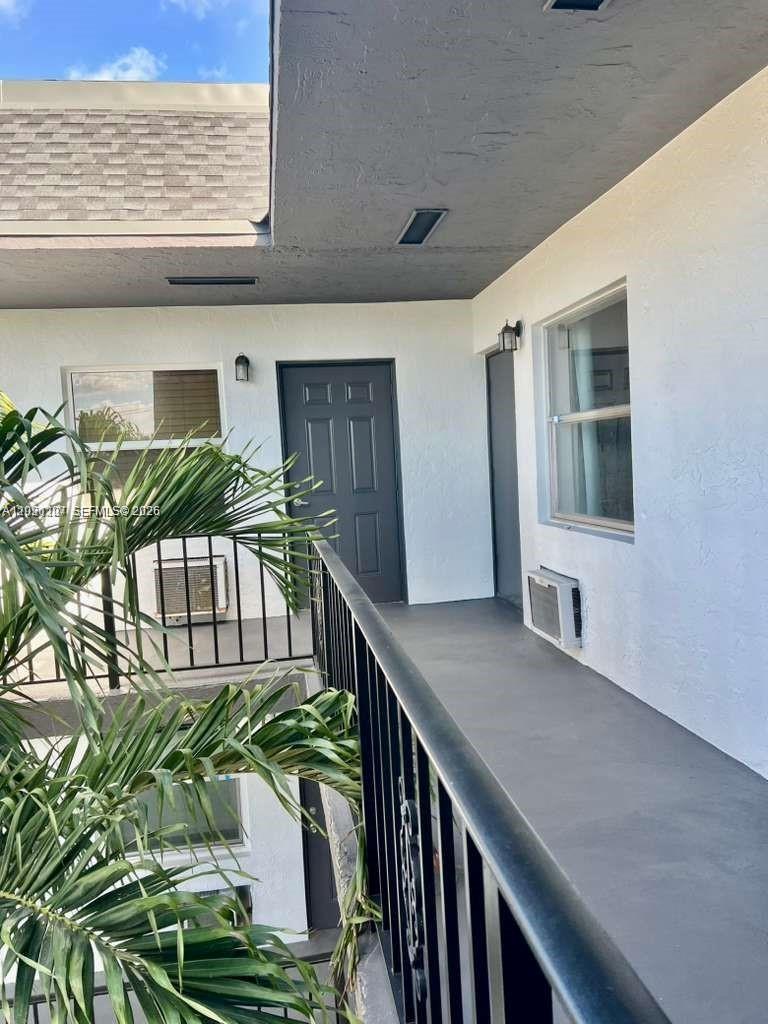 1100 NE 9th Ave 305