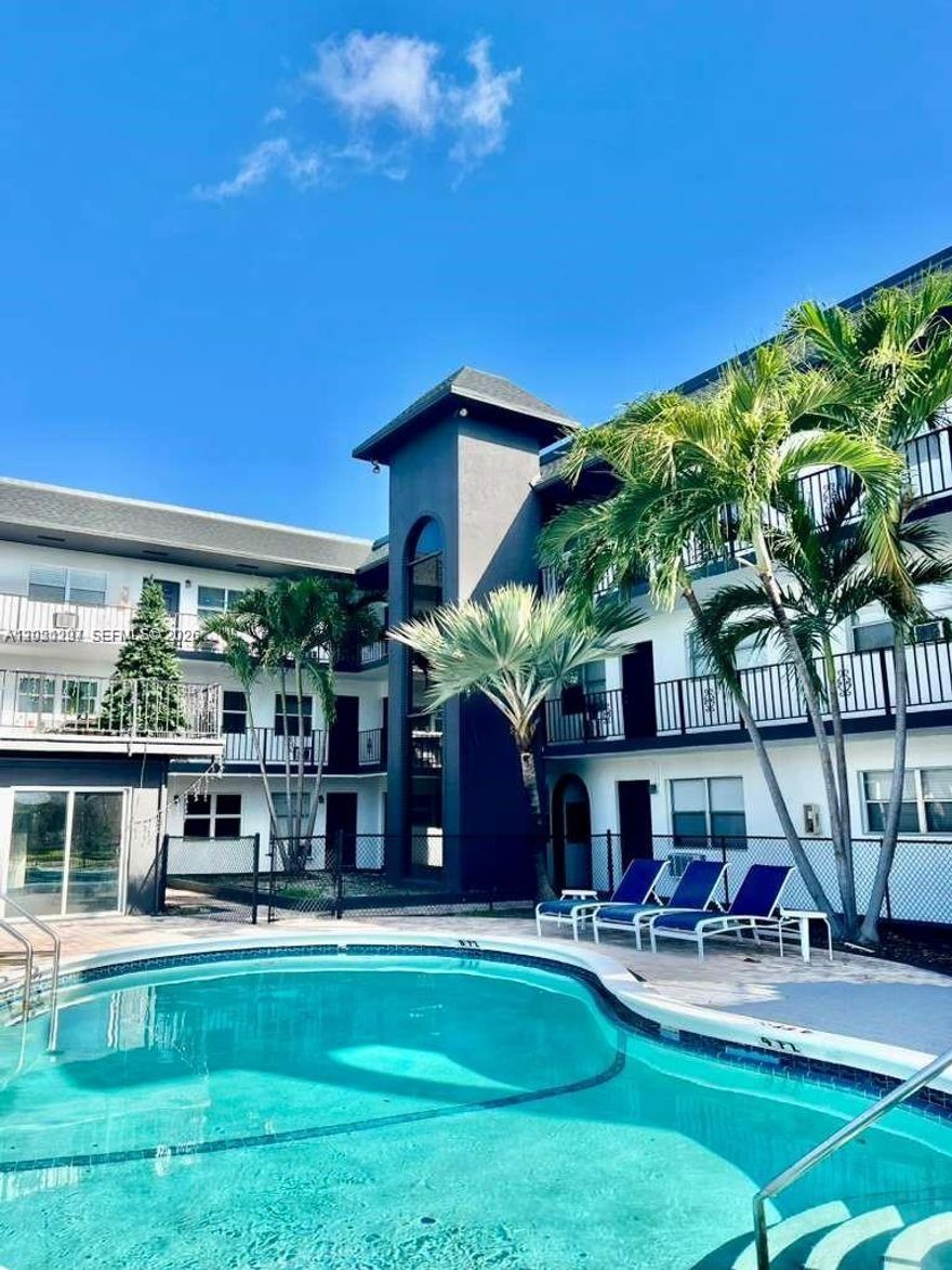 UNIT RENOVATED WITH LAMINATED FLOORS. FRESHLY PAINTED. LARGE PRIMARY BEDROOM WITH WALKING CLOSET. WASHER AND DRYER IN THE UNIT. CLOSE DOWNTOWN FORT LAUDARDELE, 10 MINUTES FROM LAS OLAS AND 15 MINUTES FROM THE BEACH. THE UNIT IS RENTED UNTIL DECEMBER 2026