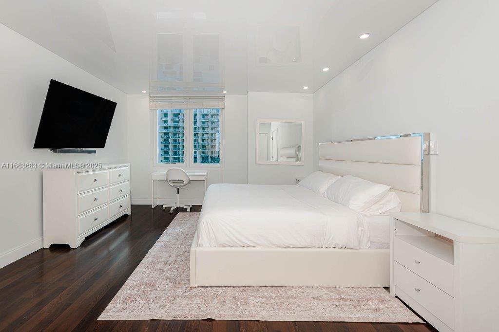 RONEY PALACE CONDO - Residential Lease