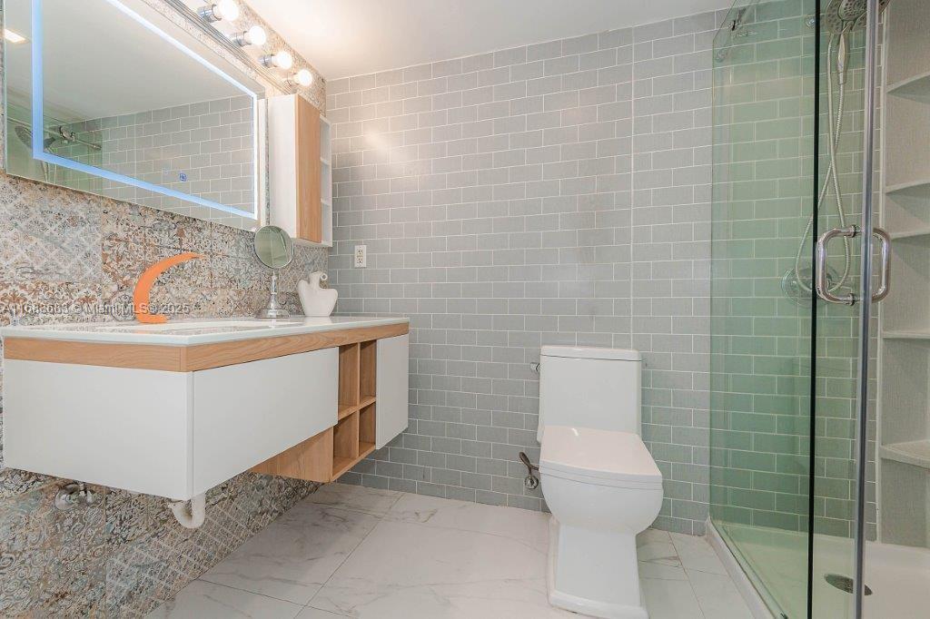 RONEY PALACE CONDO - Residential Lease