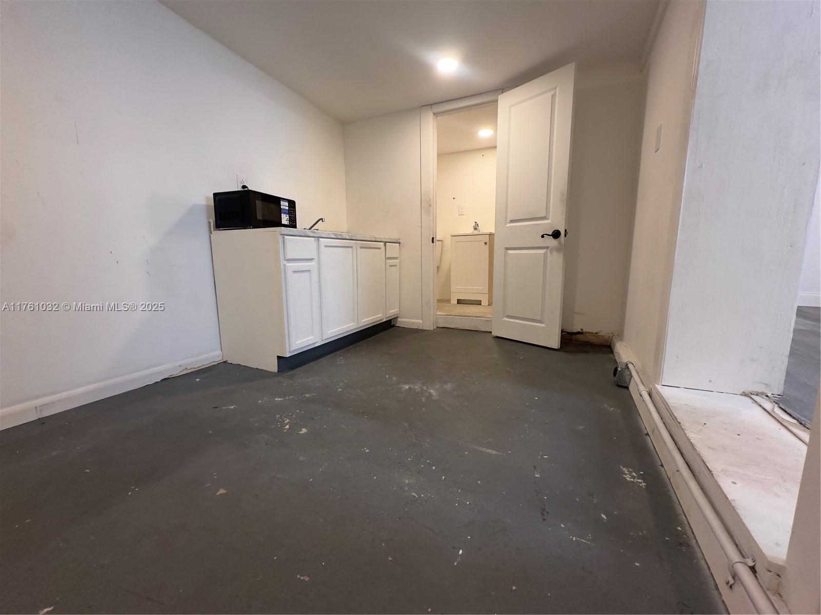 DIXIE HIGHWAY TRACK - Residential Lease