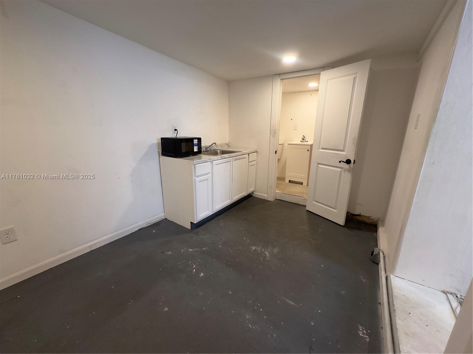 DIXIE HIGHWAY TRACK - Residential Lease